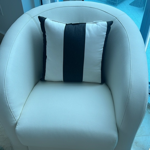 2 accent pillows. - Picture 2 of 5